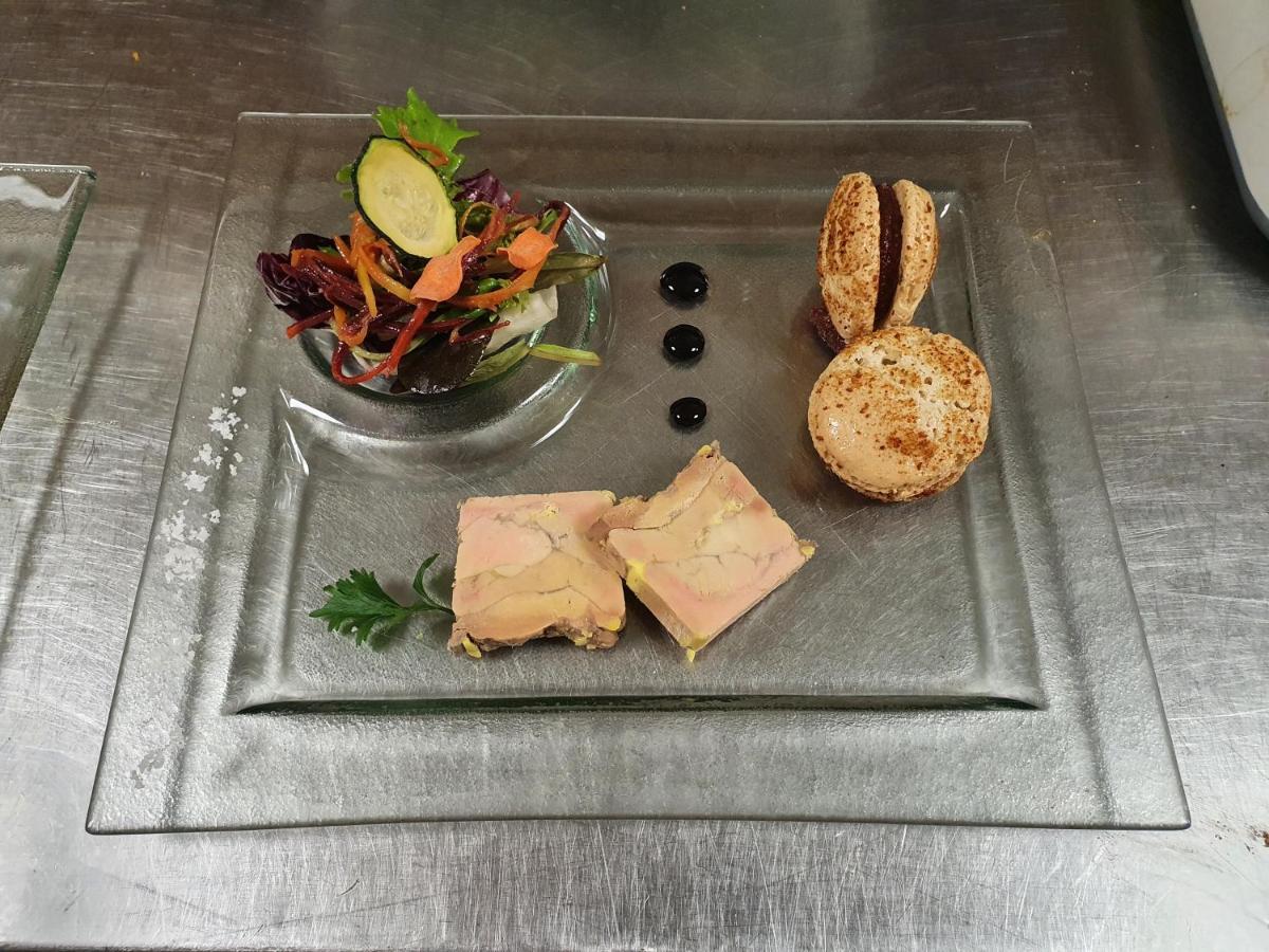 Logis Hotel Restaurant Le Relais De L'Abbaye Saint-Evroult-Notre-Dame-du-Bois Bagian luar foto